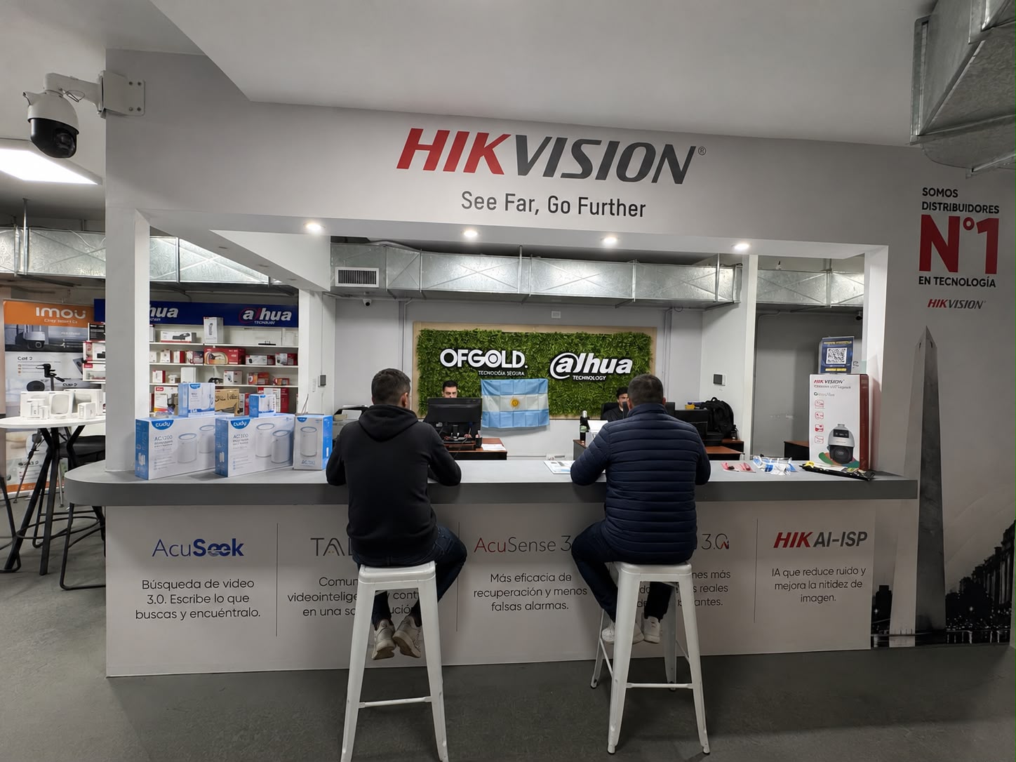 Atención del equipo comercial de OFGOLD en el local